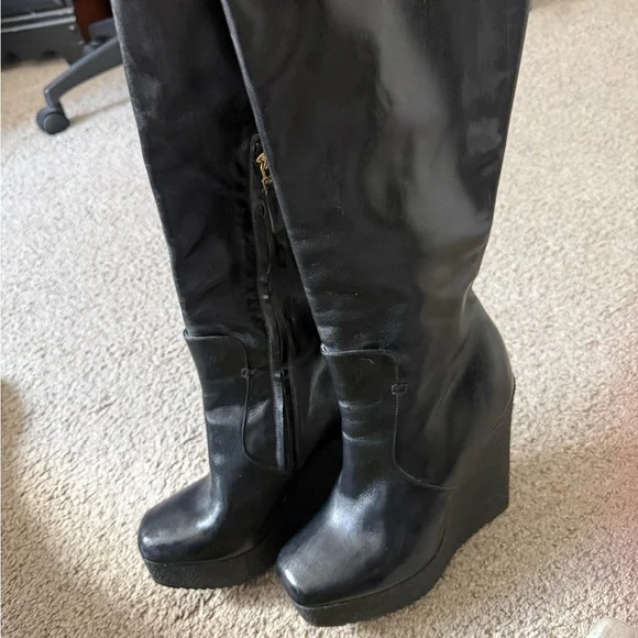 Fendi Black Leather Knee-High Wedge Boots with Textured Platform - Picture 4 of 4